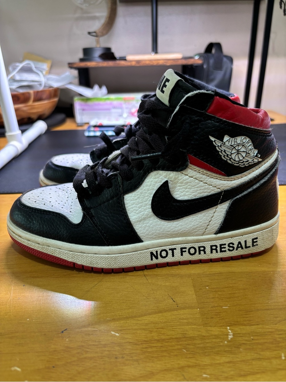 NIKE AIR JORDAN 1 YOUTH SNEAKERS.